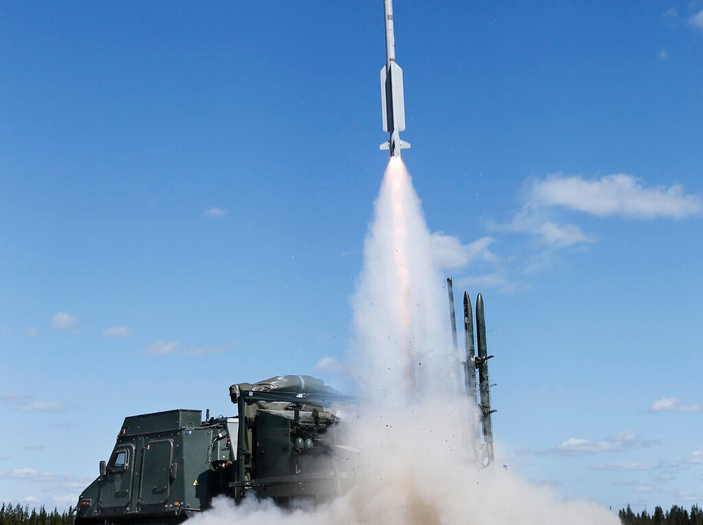 "Trong 24 giờ qua, các đơn vị Nga đã phá hủy một kho nhiên liệu, trạm radar thuộc hệ thống tên lửa phòng không IRIS-T do Đức sản xuất, cũng như binh sĩ và vũ khí trang bị của Ukraine ở 112 khu vực. Đối phương mất tới 310 binh sĩ, 2 xe tăng, 3 xe chiến đấu bộ binh và 11 xe cơ giới. 