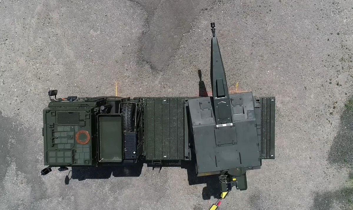 Mỗi hệ thống Skynex được trang bị 4 xe chiến đấu gắn pháo tự động Revolver Gun Mk 3, nút điều khiển CN-1, radar theo dõi và thu thập mục tiêu X-TAR3D. Được thiết kế đặc biệt để thực hiện hoạt động phòng không tầm cận gần, hệ thống pháo tự động Skynex sử dụng các loại đạn 35 mm tiên tiến có thể lập trình để tăng hiệu quả sát thương và phá hoại (AHEAD).