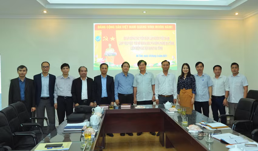 Ha Tinh: Vien Han lam Khoa hoc Xa hoi Viet Nam lam viec voi Lien hiep cac hoi KHKT