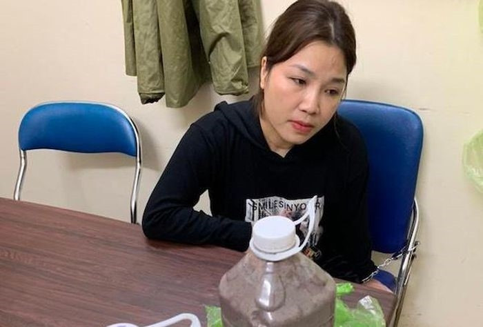  Nữ giảng viên và vết trượt dài trong đường dây ma túy: Do làm ăn thua lỗ, Vũ Thị Là (SN 1985, Hà Nội) và Hoàng Xuân Hoài (SN 1961, Nghệ An - từng là giảng viên của một trường đại học) rủ nhau hình thành đường dây mua bán ma túy liên tỉnh. Ngày 19/3, Công an TP Hà Nội cho biết đã bắt giữ 2 đối tượng để điều tra. 