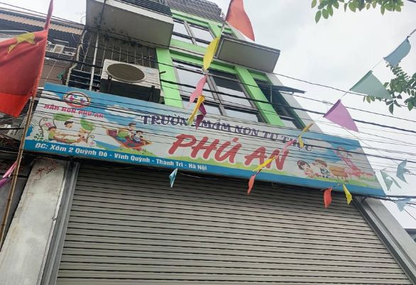 Đại diện trường mầm non nói về vụ bé gái 2 tuổi chết sau khi đến lớp: Ngày 19/3, cô Thu Giang (quản lý trường mầm non Phú An, Hà Nội) cho biết, giáo viên của lớp lay bé dậy nhưng A. không tỉnh, mắt không mở và mặt tái. Cô giáo sau đó xoa dầu nhưng A. không có biến chuyển nên gọi điện báo gia đình đưa đi viện thì xảy ra sự việc trên. 