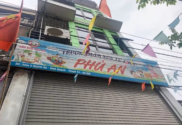  Đại diện trường mầm non nói về vụ bé gái 2 tuổi chết sau khi đến lớp: Ngày 19/3, cô Thu Giang (quản lý trường mầm non Phú An, Hà Nội) cho biết, giáo viên của lớp lay bé dậy nhưng A. không tỉnh, mắt không mở và mặt tái. Cô giáo sau đó xoa dầu nhưng A. không có biến chuyển nên gọi điện báo gia đình đưa đi viện thì xảy ra sự việc trên. 