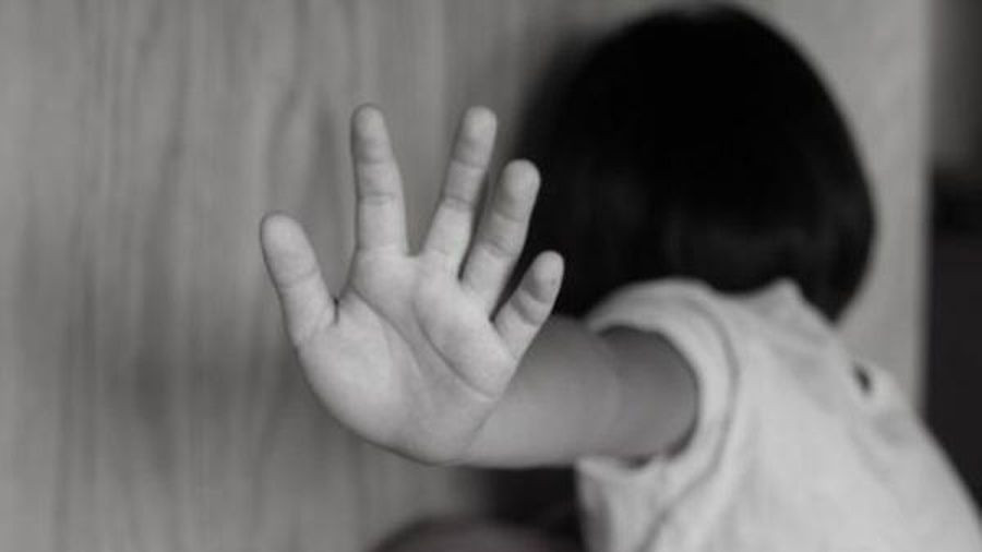  Dâm ô bé gái 7 tuổi bị chủ nhà phát hiện: Trong khi đang nhậu và hát karaoke tại nhà người quen ở huyện Đắk Glong (Đắk Nông), Lê Văn Tình (SN 1965) thấy bé gái 7 tuổi ở phòng bên một mình nên đã dâm ô nạn nhân nhưng đã bị chủ nhà phát hiện. Ngày 19/3, Tình bị VKS tỉnh Đắk Nông khởi tố bị can.