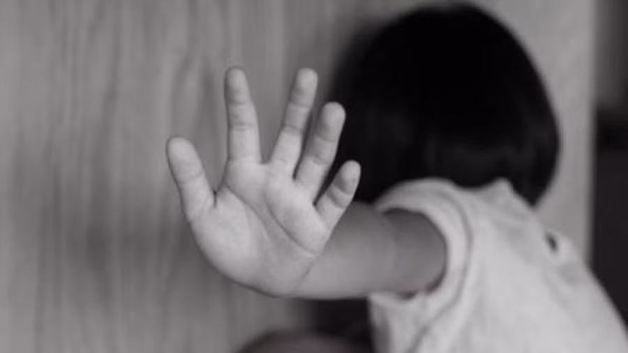  Dâm ô bé gái 7 tuổi bị chủ nhà phát hiện: Trong khi đang nhậu và hát karaoke tại nhà người quen ở huyện Đắk Glong (Đắk Nông), Lê Văn Tình (SN 1965) thấy bé gái 7 tuổi ở phòng bên một mình nên đã dâm ô nạn nhân nhưng đã bị chủ nhà phát hiện. Ngày 19/3, Tình bị VKS tỉnh Đắk Nông khởi tố bị can.