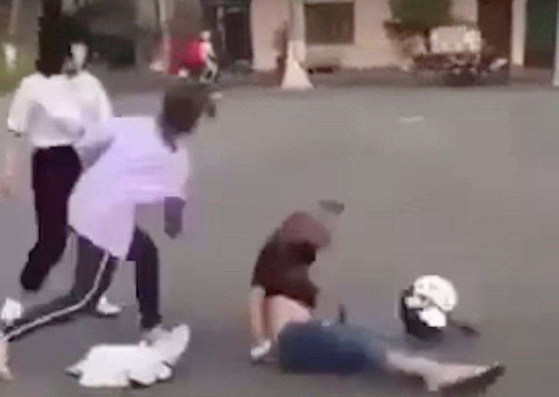  4 nữ sinh đánh bạn học bằng mũ bảo hiểm: Ngày 18/3, Công an TP Sa Đéc, tỉnh Đồng Tháp cho biết sự việc nhóm nữ sinh đánh hội đồng bạn bằng mũ bảo hiểm xảy ra vào chiều 15/3. Qua xác minh, nhóm nữ sinh đang học lớp 8 của một trường THCS ở TP Sa Đéc, nguyên nhân sự việc do mâu thuẫn tình cảm trai gái.