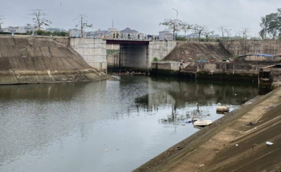  Phát hiện thi thể người phụ nữ đang phân hủy: Ngày 11/3, người dân đã phát hiện một thi thể tại khu vực âu tàu dự án Riverside (phường Hải Yên, TP Móng Cái). Nạn nhân là phụ nữ, ngoài 30 tuổi, cao 1,5m, tóc đen dài, mặc áo thun ngắn tay cổ tròn, quần bò màu đen, chân đeo tất trắng ngắn và tay trái có đeo một chiếc vòng kim loại màu vàng đang trong quá trình phân hủy. 