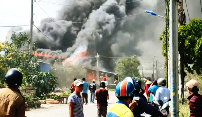  "Bà hỏa" thiêu rụi 3 căn nhà: Khoảng 14h ngày 11/3, đám cháy bùng phát từ phía sau một căn nhà tại phường Phú Hữu, TP Thủ Đức, TP HCM. Nhiều người dân hô hoán dùng nước và bình chữa cháy mini dập lửa nhưng bất thành. Đám cháy bùng phát mạnh mẽ và lan 2 căn nhà kế bên. Tại hiện trường 3 căn nhà có diện tích khoảng 100m2 bị cháy rụi và đổ sập. Nhiều tài sản bên trong bị cháy và biến dạng. 