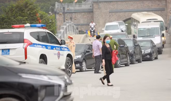 Lực lượng chức năng căng mình điều tiết phân luồng giao thông từ xa. 