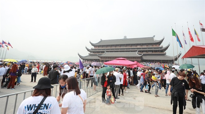 Theo ghi nhận, rất đông khách thập phương kéo về từ sáng sớm khiến các quầy bán vé luôn trong tình trạng quá tải.