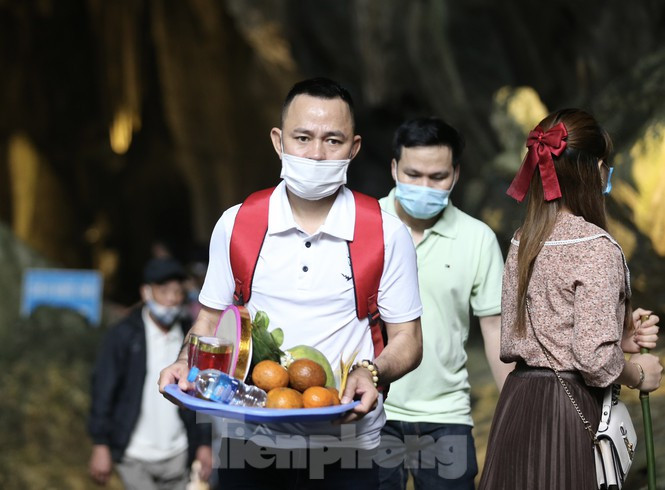 Hon hai van khach tray hoi chua Huong trong ngay dau mo cua