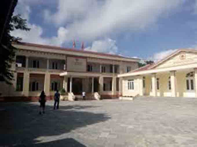 Ngoài ra, bà N.T.T (30 tuổi) cũng đã bị cách chức Chủ tịch Hội Nông dân xã Thanh Chi, huyện Thanh Chương. Lý do, ông Minh và bà T. có quan hệ bất chính, vi phạm phẩm chất đạo đức lối sống, thiếu gương mẫu, gây dư luận xấu… Trước đó, ông Minh bị khai trừ khỏi Đảng. 