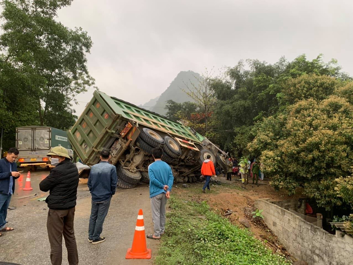 Xe khach dau dau xe tai, 3 nguoi tu vong