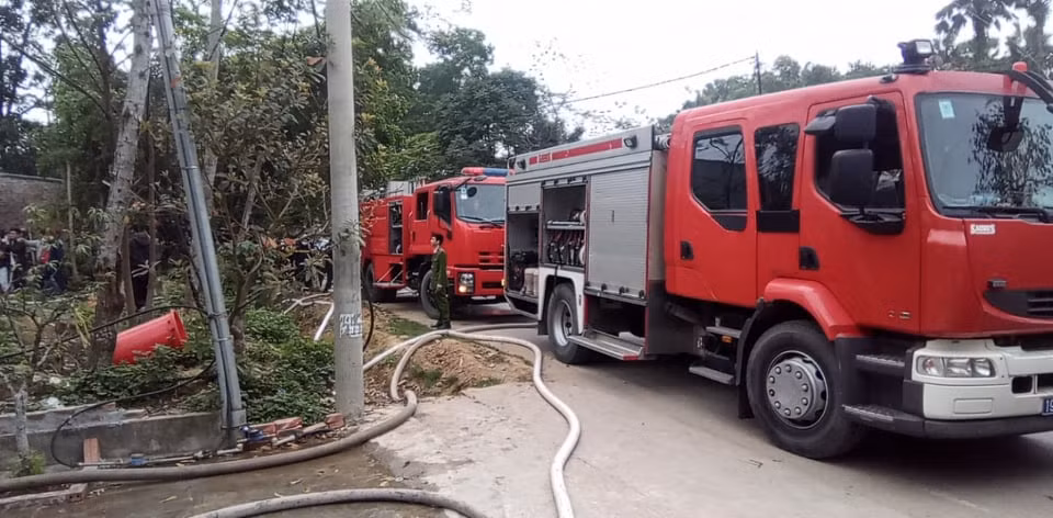 Hiện vụ cháy quán hát karaoke, khói bốc cao hàng trăm mét đang được cơ quan chức năng điều tra làm rõ.