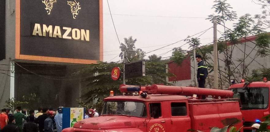 Theo người dân cho biết, vào thời điểm trên vụ cháy xảy ra bên trong quán chỉ có nhân viên phục vụ, khi phát hiện bốc cháy thì mọi người tá hỏa chạy ra ngoài và kêu gọi người dân đến ứng cứu được tài sản ở tầng 1, rất may vụ cháy không thiệt hại về người.