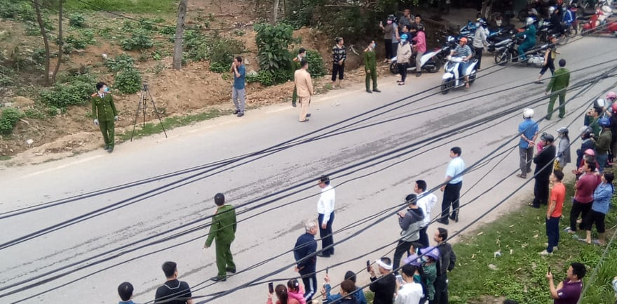 Lực lượng chức năng đã điều 3 xe chuyên dụng để khống chế đam cháy. Theo quan sát của PV tại hiện trường đám cháy được lan từ tầng 2 hoặc tầng 3 của quán hát. 