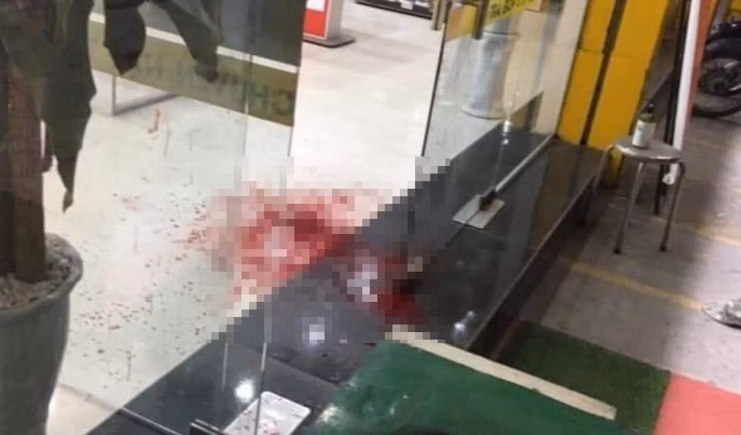 Mot thanh nien bi chem tu vong truoc cua hang vien thong