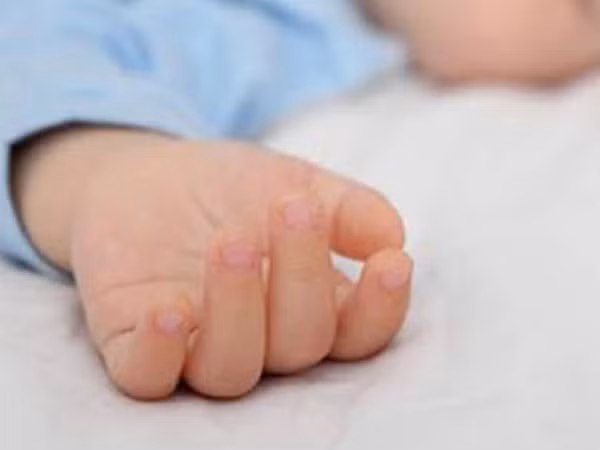 Be gai 2 tuoi tu vong sau khi gui tai nhom lop tu thuc