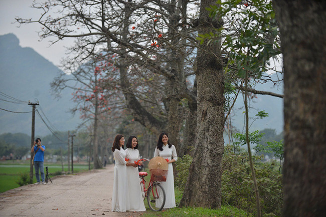 Các chị em xúng xính áo dài tranh thủ đến thôn Đoan Nữ để ghi lại cho mình những bức ảnh tuyệt đẹp bên hoa gạo tháng 3