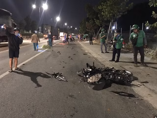  Nhóm thanh niên nẹt bô, bốc đầu xe khiến 1 người tử vong: Khuya 12/3, một nhóm thanh niên tụ tập dàn trận đua xe, nẹt bô, bốc đầu xe trên đường Mỹ Phước Tân Vạn (TP Dĩ An, tỉnh Bình Dương). Sau đó người dân nghe tiếng động mạnh, chạy ra thì thấy một người chết, nhóm thanh niên bỏ đi. Danh tính nạn nhân được xác định là Phạm Việt Trường (21 tuổi, quê Hậu Giang), làm công nhân cho một công ty may trên địa bàn. 