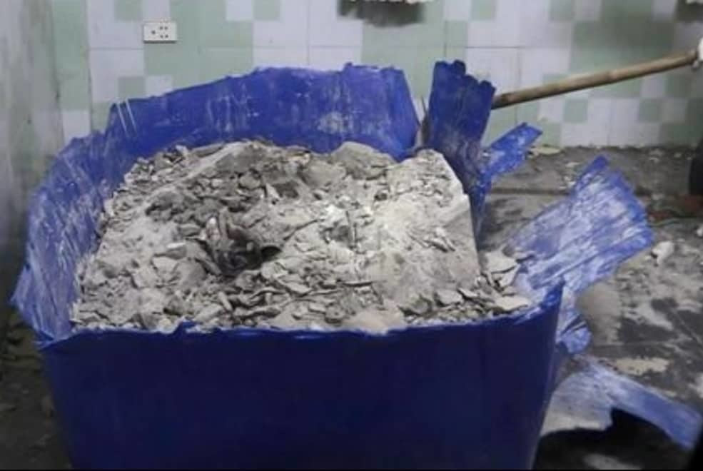 Khoảng 16h ngày 15/3/2019, Hà dùng dây thòng lọng siết chặt cổ, dùng chích điện chích vào tay của Thành đến khi nạn nhân bất tỉnh. Sáng hôm sau, khi thấy anh Thành đã tử vong, Hà yêu cầu Thảo lên mạng đặt mua một bồn nhựa, xi-măng, cát... về để phi tang thi thể giống ông Linh trước đó.