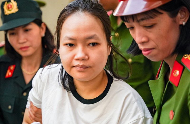 Trao đổi với báo chí, luật sư Nguyễn Xuân Chiến (người bào chữa cho bị cáo Phạm Thị Thiên Hà) cho biết trước phiên xử, bị cáo Hà bị vấn đề về huyết áp, nhưng vẫn có thể tham gia phiên tòa. Theo luật sư Chiến, trong quá trình từ trại giam đến đây, Hà nghe tin bố của mình đã mất nên huyết áp tăng, tim đập nhanh, không đủ sức khỏe để tiếp tục phiên tòa. Bố của Hà đã mất trước đó nhưng gia đình giấu, không cho Hà biết. Hôm nay, Hà nghe thông tin qua các bạn tù nên bị sốc. Do vậy, tòa phúc thẩm quyết định tạm hoãn phiên xét xử. Thời gian mở phiên tòa sẽ được thông báo sau.