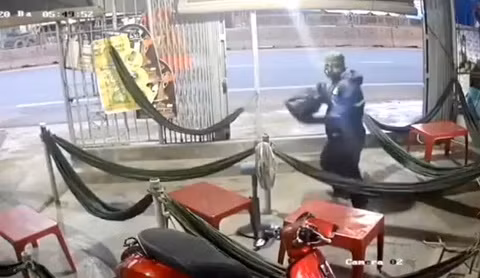  Dùng búa đánh 2 chị em chủ quán cà phê: Mai Quốc Nam (40 tuổi, ngụ ở Hà Nội) vào quán cà phê võng của chị Đào Thị Kiều Trang (36 tuổi tại phường Xuân An, tỉnh Bình Thuận). Sau đó, Mai nảy sinh ý định cướp tài sản nên đã dùng đánh vào đầu nạn nhân. Nghe tiếng kêu cứu em nạn nhân chạy ra thì cũng bị Nam dùng búa đánh rồi trốn về Hà Nội. Ngày 14/3, VKSND tỉnh Bình Thuận đã ban hành cáo trạng, truy tố Nam về hành vi Giết người. 