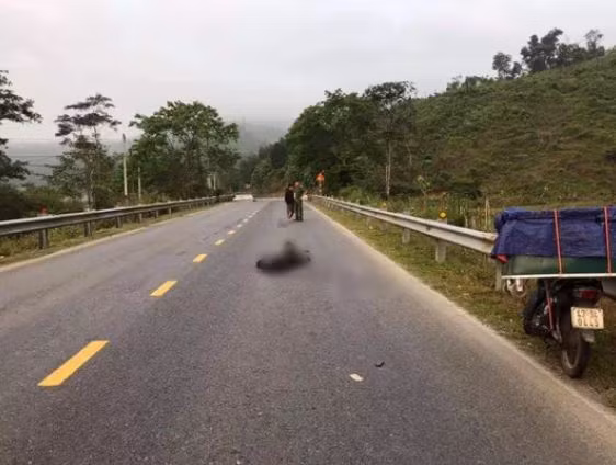  1 thanh niên chết bất thường cạnh xe máy: Sáng 14/2, tại xã Cà Dy (huyện Nam Giang, Quảng Nam) người dân phát hiện nam thanh niên bị thương tích ở vùng đầu, trên đầu vẫn đang đội mũ bảo hiểm. Cách thi thể vài mét có chiếc xe máy của nạn nhân. Công an huyện Nam Giang cho biết, khám nghiệm ban đầu cho thấy nạn nhân bị vỡ xương hàm. Danh tính nạn nhân là anh Nghiêm Đình Huy (SN 1996, quê ở tỉnh Thanh Hóa).