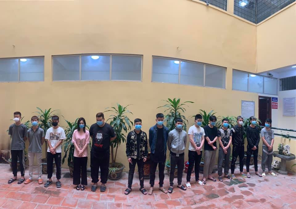  Khởi tố 14 đối tượng mang hung khí giải quyết mâu thuẫn trên mạng: Ngày 14/3, Công an quận Đống Đa, Hà Nội cho biết đã ra quyết định khởi tố bị can 14 đối tượng về tội “Gây rối trật tự công cộng” và “Cố ý gây thương tích” xảy ra tại trên địa bàn quận. Trước đó, do mâu thuẫn cá nhân các đối tượng đã hẹn nhau gây náo loạn và chém một người bị đứt ngón tay và thương tích ở đầu. 