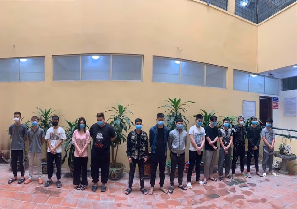  Khởi tố 14 đối tượng mang hung khí giải quyết mâu thuẫn trên mạng: Ngày 14/3, Công an quận Đống Đa, Hà Nội cho biết đã ra quyết định khởi tố bị can 14 đối tượng về tội “Gây rối trật tự công cộng” và “Cố ý gây thương tích” xảy ra tại trên địa bàn quận. Trước đó, do mâu thuẫn cá nhân các đối tượng đã hẹn nhau gây náo loạn và chém một người bị đứt ngón tay và thương tích ở đầu. 