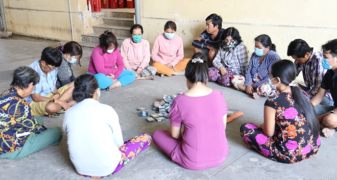  Phá sòng bạc chòi hoang do “quý bà” cầm đầu: Ngàu 14/3, Công an thị xã Hòa Thành (Tây Ninh) cho biết, đã tạm giữ hình sự 13 đối tượng do Ngô Thị Liên (SN 1968, ngụ xã Trường Tây, thị xã Hòa Thành) cầm đầu để điều tra làm rõ về hành vi tổ chức đánh bạc và đánh bạc. Công an đã đột kích điểm đánh bạc này, bắt được 15 đối tượng thu giữ tang vật gồm: Gần 100 triệu đồng, 13 điện thoại di động, 69 bộ bài tây... 