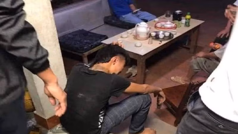  Đi đòi nợ tiền hát karaoke, 1 người bị đâm tử vong, 2 người bị thương: Tại một quán trà chanh ở thị xã Phổ Yên Bị, tỉnh Thái Nguyên một nhóm thanh niên vây đánh Đặng Đức Đạt (SN 2005, trú tại xóm Bến, xã Đắc Sơn, thị xã Phổ Yên) vì khoản nợ tiền hát karaoke chưa trả, Đạt đã rút dao tấn công nhóm người đến đòi tiền khiến 1 người tử vong, 2 người bị thương. Ngày 14/3, Công an tỉnh Thái Nguyên cho biết đang điều tra làm rõ. 