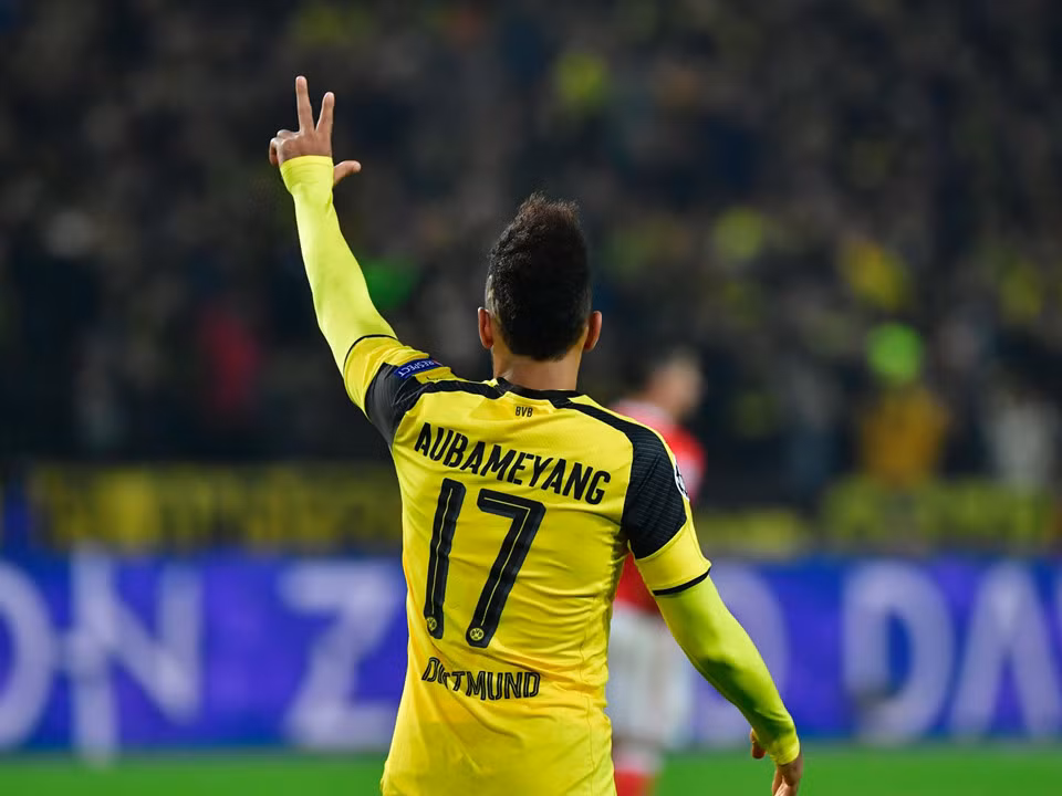  5. Pierre Emerick Aubameyang/Dortmund (28 tuổi): Có tin đồn cho rằng Aubameyang sẽ chia tay Dortmund để chuyển tới khoác áo một câu lạc bộ thuộc giải vô địch Trung Quốc. Ở ngưỡng mấp mé "tam tuần", rất ít tiền đạo trên thế giới lúc này sánh ngang được với chân sút người Gabon. Tròn 30 tuổi vào ngày 18/6/2019.