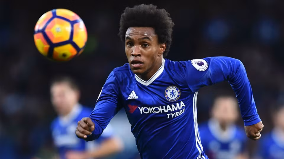  4. Willian/Chelsea (29 tuổi): Cựu ngôi sao Shakhtar Donetsk từng nhiều lần cứu nguy cho Chelsea bằng những pha đá phạt tuyệt đỉnh khi đội bóng lâm vào khủng hoảng. Tuy nhiên, anh đã đánh mất vị trí chính thức vào tay Pedro kể từ ngày huấn luyện viên Conte lên nắm quyền. Nhiều tin đồn cho rằng Willian sẽ chia tay The Blues để về dưới trướng Mourinho. Tròn 30 tuổi vào ngày 9/8/2018.