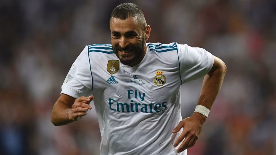  8. Karim Benzema/Real Madrid (29 tuổi): Thời gian dường như đang đè nặng lên đôi chân của tiền đạo người Pháp. Thực tế anh vẫn luôn là "con cưng" của ngài chủ tịch Perez nhưng rất nhiều cổ động viên Real muốn đội bóng thanh lý Benzema bởi phong độ kém cỏi trong suốt thời gian qua. Tròn 30 tuổi vào ngày 19/12/2017.