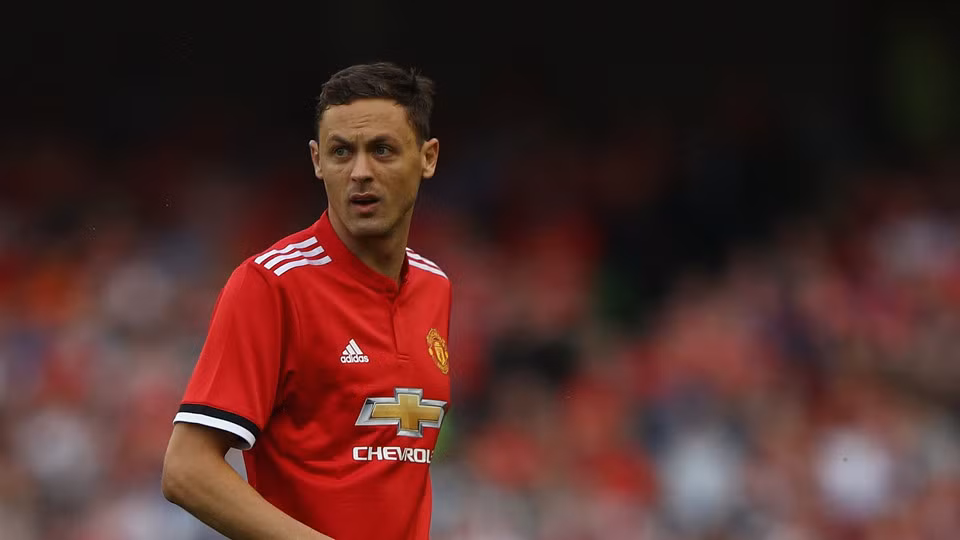  3. Nemanja Matic/Man Utd (29 tuổi): Chưa bao giờ Chelsea muốn để Matic tới MU nhưng chính những đóng góp không biết ngừng nghỉ của anh đã khiến ông chủ Abramovich cho phép tiền vệ người Serbia ra đi. Tái ngộ thầy cũ Mourinho, Matic như "cá gặp nước" và trở thành chốt chặn quan trọng trong đội hình Quỷ đỏ từ đầu mùa. Dù bị xem là quá đắt với mức giá 40 triệu bảng khi đã cận kề tuổi 30 nhưng tới lúc này Matic vẫn đang chứng tỏ mình xứng đáng đến từng xu mà MU đã bỏ ra để chiêu mộ anh. Tròn 30 tuổi vào ngày 1/8/2018.