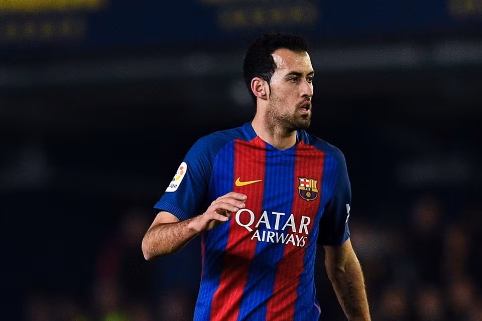  7. Sergio Busquets/Barca (29 tuổi): Luôn âm thầm giữa một dàn sao Barcelona nhưng Busquets đích thực là bộ não của đội chủ sân Nou Camp. Với lối chơi thông minh, anh có thể làm tốt mọi nhiệm vụ từ phòng ngự tới phát động tấn công. Khi mà Busquets sắp bước sang tuổi 30 vào tháng 7 năm sau, Barca lẫn ĐT Tây Ban Nha vẫn chưa tìm được gương mặt thay thế xứng đáng cho anh. Tròn 30 tuổi vào ngày 16/7/2018.