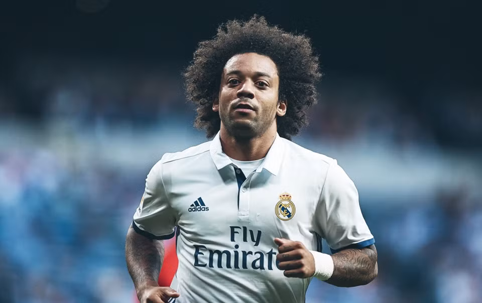  9. Marcelo/Real Madrid (29 tuổi): Anh sở hữu những phẩm chất kỹ thuật thiên bẩm của một cầu thủ Brazil. Marcelo là mẫu hậu vệ cánh hoàn hảo nhất hiện nay với khả năng lên công về thủ nhịp nhàng. Chính những đóng góp âm thầm của anh bên hành lang cánh trái đã giúp Real Madrid thống trị châu Âu hai mùa giải qua. Tròn 30 tuổi vào 12/5/2018.
