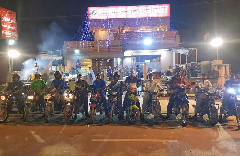 Khoa Tranh thủ vài ngày nghỉ ngơi và tham quan ở Lahore để dồn hết sức lực chuẩn bị bước vào chặng đường thử thách và nguy hiểm nhất trong toàn bộ chuyến đi là băng ngang vùng sa mạc và bán hoang mạc rộng lớn hơn 1000km để đến cửa khẩu Taftan sang Iran. Trong ảnh: Trần Đặng Đăng Khoa giao lưu cùng câu lạc bộ xe máy CRC của Pakistan.