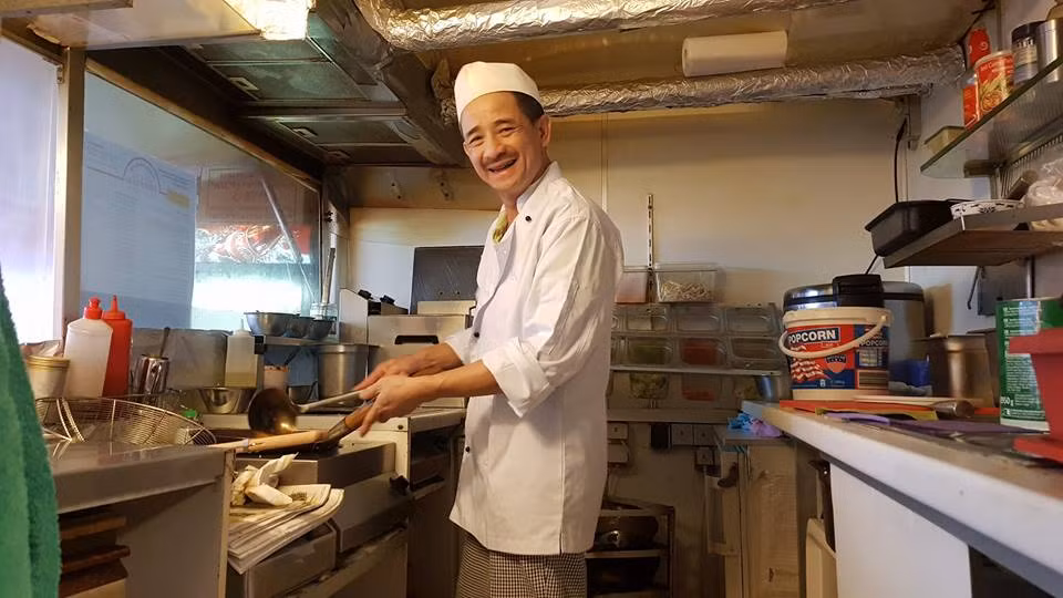 Trong chặng đường này, Khoa được hỗ trợ rất nhiều bởi cộng đồng người Việt ở châu Âu. Mỗi người một câu chuyện, một hoàn cảnh nhưng được gặp nhiều đồng bào khi đi xa khiến anh thấy ấm áp vô cùng.