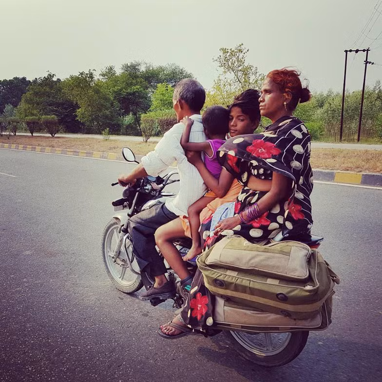 Một số tấm "streetlife" chụp nhanh ở Ấn Độ của Đăng Khoa lột tả một xã hội đầy màu sắc và đa dạng, pha trộn nhiều thứ truyền thống và hiện đại, mà như anh nhận xét đúng kiểu một cái "organized chaosity" - sự hỗn loạn có tổ chức.