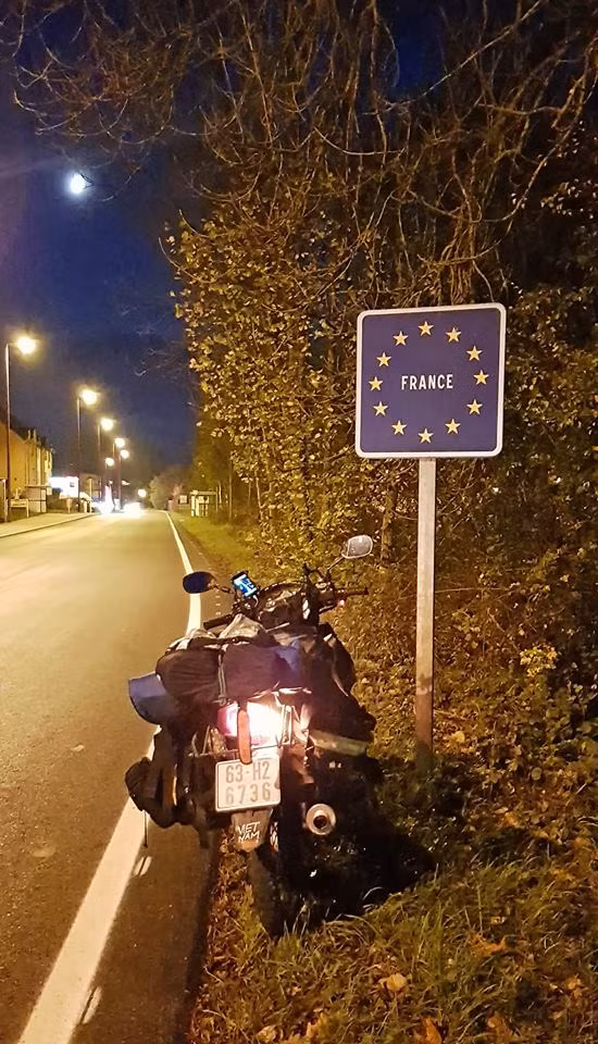 Ngày 28/10, Trần Đặng Đăng Khoa tới Paris (Pháp). Sau 150 ngày chạy xe máy với quãng đường dài 20.000km. Mặc dù đã giảm 7,5 kg so với lúc khởi hành nhưng Khoa chia sẻ điều quan trọng và hài lòng nhất là anh không bị bất kỳ tai nạn, va chạm lớn nhỏ nào, do chạy xe chậm và cẩn thận. Anh không bị bệnh hay cảm sốt gì dọc đường, nhờ sức đề kháng từ nhỏ đã rất tốt, phần cũng vì biết tự chăm sóc bản thân.