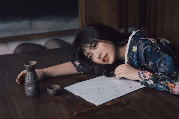 Bộ ảnh ghi lại những khoảnh khắc cô nàng về thăm Hà Nội. Bước sang tuổi 21, Mẫn Tiên khoác lên mình vẻ ngoài chín chắn và mặn mà hơn.