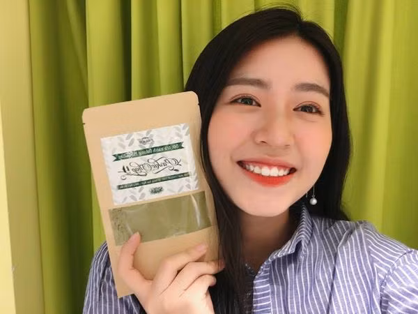 Bên cạnh đó, với việc sở hữu làn da căng mọng, Mẫn Tiên cũng xuất hiện với tư cách là một beauty blogger, chia sẻ, review mỹ phẩm cho mọi người.