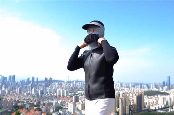 Được biết, Zhang Shi Fan đã được truyền cảm hứng từ loài bạch tuộc khi thiết kế sản phẩm này. Trong khi đó, truyền thông Mỹ cho rằng mẫu facekini mới có nhiều điểm tương đồng với balaclava, một chiếc mũ trùm kín đầu, mặt và cổ, được sử dụng rộng rãi vào thế kỷ 19 bởi những người trượt tuyết và kẻ cướp nhà băng.