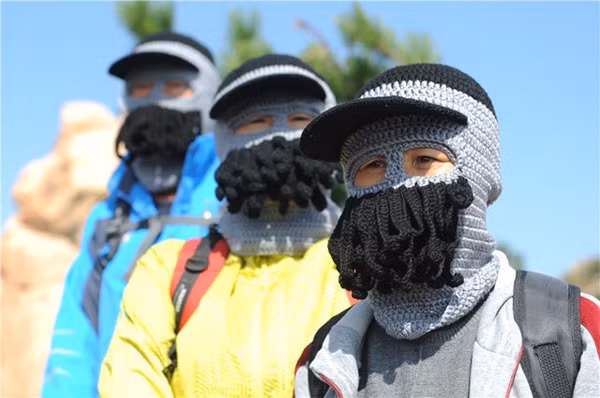 Facekini là loại mũ chống nắng kèm mặt nạ trùm kín đầu dành cho những người đi bơi, tắm biển, chỉ để lộ mắt, mũi và miệng.