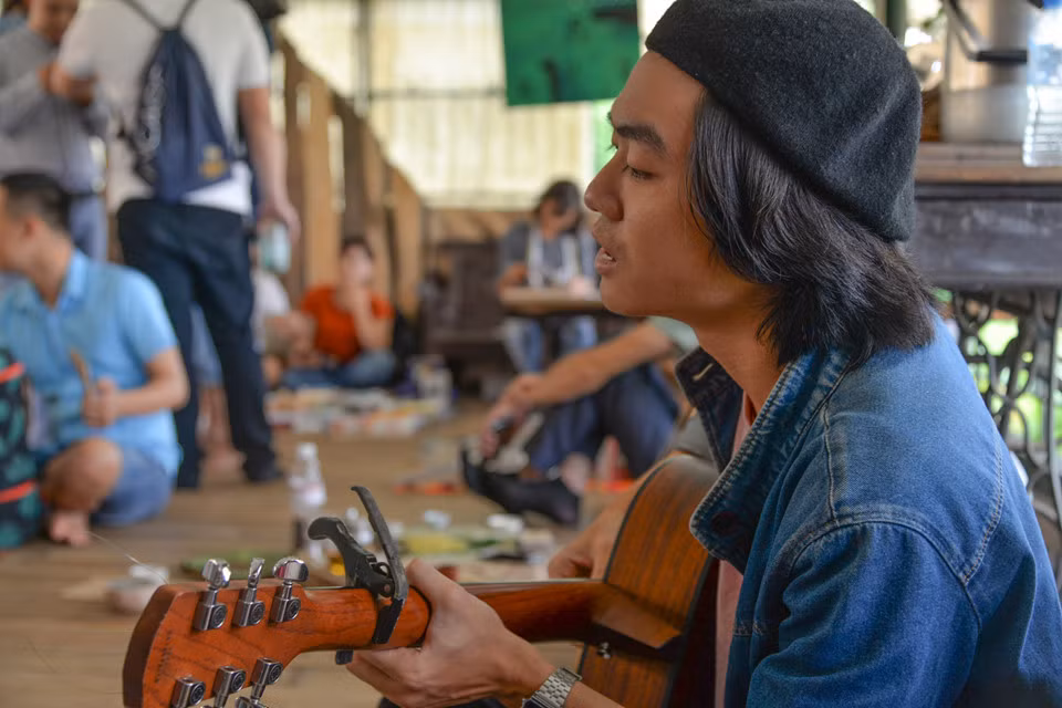 Ngoài đồ vật, chợ Người yêu cũ còn là nơi để những người có tâm sự ngồi hoài niệm về một thời "nông nổi" và sẻ chia những câu chuyện lãng mạn hoặc bi kịch trong quá khứ. Lặng lẽ ngồi một chỗ với cây đàn guitar, Hoàng (20 tuổi) cho biết đã kiếm tìm được niềm vui của mình sau khi chia tay người bạn gái từng yêu trong 6 tháng. “Từ ngày không có bạn ấy, mình có nhiều thời gian rảnh hơn nên quyết tâm học đàn, điều mà mình đã ấp ủ từ lâu. Bây giờ bọn mình chẳng còn liên hệ gì với nhau nữa, gặp lại chắc cũng chỉ nhìn nhau cười thôi”, chàng trai trẻ tâm sự.