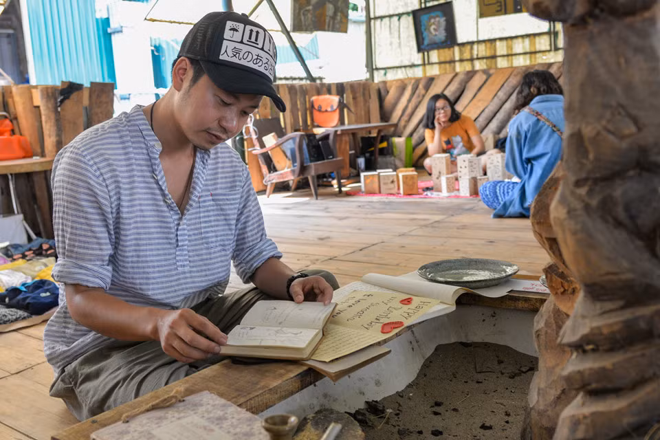 Là người khởi xướng nhưng Thắng Đinh lại không bày bán bất cứ đồ vật nào trong phiên chợ.