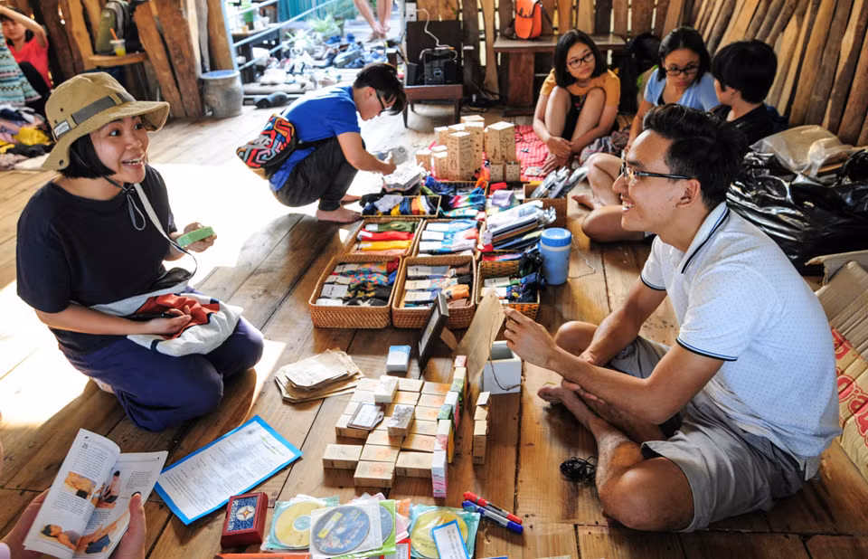 Giải thích về chuyện này, anh Việt chia sẻ: "Mình cho sách vì phần lớn sách này được tặng mà không đọc đến. Mình hay đọc sách nên thấy được lợi ích của nó, hy vọng người khác cũng thấy được những giá trị của sách để chịu khó đọc nhiều hơn".