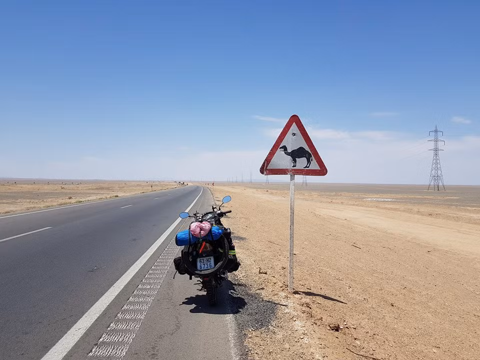 "Mình chạy chậm và cực kỳ cẩn thận, trừ một lần vừa chạy vừa chụp ảnh nên lủi vô đống cát giữa sa mạc không hay và một lần bị gió thổi bay vô lề ở thành phố gió Baku nhưng không hề hấn gì. Ngoài ra cũng không bị bệnh hay cảm sốt gì dọc đường, phần vì sức đề kháng từ nhỏ đã rất tốt, phần cũng vì biết tự chăm sóc bản thân để duy trì sức khỏe về lâu dài", Đăng Khoa kể lại.