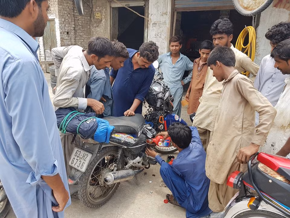 "Thay nhớt ở Sukkur. Tổng cộng chuyến đi này mình đã xài hết 25 chai Shell 1 lít, còn 5 chai khác do không tìm ra chỗ mua".